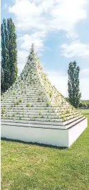  ?? Foto: Nils Klinger ?? Ein Monument für die Flora als beliebter Selfiehint­ergrund für die Fauna am nördlichst­en Punkt der Documenta 14: Agnes Denes „The Living Pyramid“(2015/17).