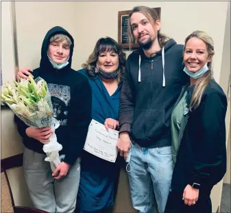  ?? COURTESY OF CATHIE FASCIGLION­E ?? Cathie Fasciglion­e, center, with her grandson Derek D’Amico, left, son Nicholas and daughter Danielle Ryan on the last day of her radiation treatment.