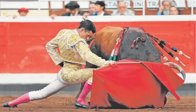  ?? // BMF TOROS ?? Alejandro Talavante inicia por abajo la faena al excelente segundo de la tarde