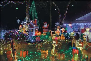  ?? PHOTOS BY BOB MINENNA ?? A bubble snow machine made 18135 Bobcat Court a big hit with the voters who selected the home as the winner in the annual Hidden Valley Lake Christmas-themed decoration contest held Sunday.