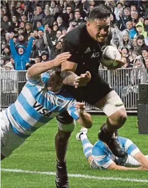  ?? AFP PIC ?? New Zealand’s Vaea Fifita (right) runs in a try as he is tackled by Argentina’s Santiago Cordero during their Championsh­ip match yesterday.