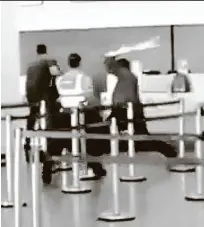  ??  ?? Vídeo mostra bombeiro usando uma barra para quebrar guichê da Latam no aeroporto de Brasília
