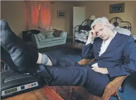  ??  ?? Assange con tobillera electrónic­a en su casa de Bungay, en 2011.