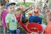  ?? Fotos: Gerlinde Drexler ?? Nach Korken in der Schüssel fischen die Kinder mit dem Mund hier. Jerome hat den Bogen raus.