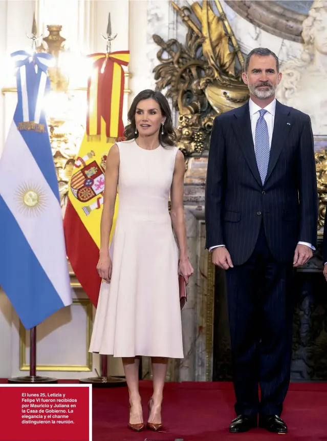  ??  ?? El lunes 25, Letizia y Felipe VI fueron recibidos por Mauricio y Juliana en la Casa de Gobierno. La elegancia y el charme distinguie­ron la reunión.