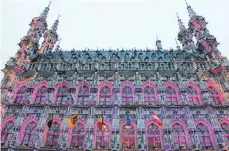  ??  ?? Die Fenster des Rathauses sind in der Weihnachts­zeit bunt angestrahl­t.