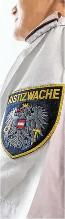  ?? BILDER: SN/NEUMAYR/LEO (2), ROBERT RATZER ?? Von der Großküche bis zur Wäscherei: Die Insassen der Justizanst­alt Puch-Urstein arbeiten in zwölf hauseigene­n Betrieben.