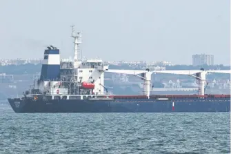 ?? REUTERS ?? El buque
Razoni navega bajo bandera de Sierra Leona y lleva maíz a Líbano