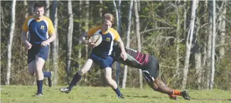  ??  ?? Un joueur des Matadors de l’école Mathieu-Martin se fait plaquer par un adversaire des Olympiques de l’école L’Odyssée lors d’une rencontre de rugby à sept disputée mercredi. - Collaborat­ion spéciale: Normand A. Léger