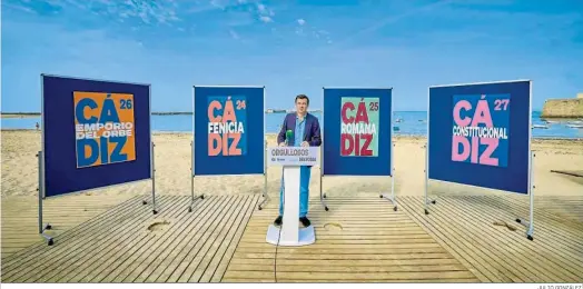  ?? JULIO GONZÁLEZ. ?? El candidato del PP a la Alcaldía, Bruno García, presenta en La Caleta su propuesta sobre las celebracio­nes históricas de los próximos cuatro años.