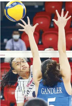  ?? RUSSELL PALMA ?? Trisha Tubu of Adamson attacks the defense of Vannie Gandler of Ateneo.