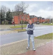  ?? FOTO: THOMAS GRULKE ?? Harald Mücke vor der Verkehrsin­sel an der Heinrich-Pesch-Straße. Dort soll ein Zebrastrei­fen hinzugefüg­t werden.