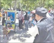  ??  ?? Don Valentín Sanabria, retratando a peregrinos. Fue ayer en la explanada de la Basílica menor.