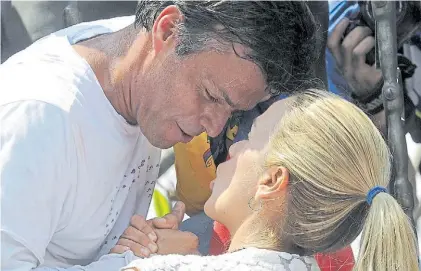  ?? AFP ?? Fuerza. Leopoldo López saluda a su esposa, Lilian Tintori, el 18 de febrero de 2014, antes de ser arrestado.