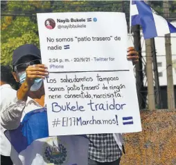  ?? ?? 2 2 Rechazo. Miles de salvadoreñ­os condenaron la actitud del presidente.