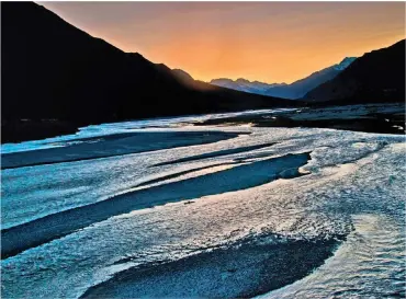  ??  ?? An evening by the Zanskar river at Zanskar