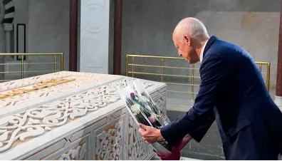  ??  ?? Le président Kaïs Saïed à Monastir à l’occasion de la commémorat­ion du 21 ème anniversai­re du décès du président Bourguiba. « On ne peut dialoguer avec des voleurs.
Et ces derniers sont bien nombreux ».