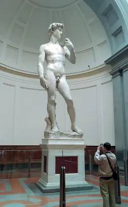  ??  ?? Il David e la Venere senza folla
Il capolavoro di Michelange­lo con un visitatore. A destra, Botticelli con due