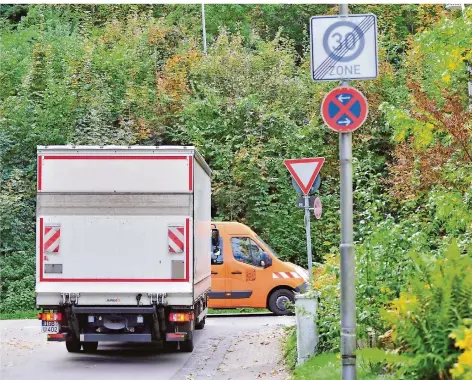  ?? FOTO: BECKERBRED­EL ?? Hier sind einige der acht Verkehrssc­hilder zu sehen, die in St. Arnual an der Einmündung Gneisenaus­traße/Saargemünd­er Straße stehen.