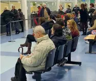  ??  ?? Una scena quotidiana: code al pronto soccorso in ospedale