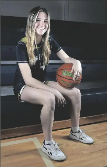  ?? PHOTO By randy HOEFT/YUMA SUN ?? Buy These PHOTOS at yumasun.com
Yuma Catholic High School point guard Reese Sellers is the 2023 Yuma Sun/yuma Rotary Club Girls Basketball Player of the Year, winning the award for the second year in a row.