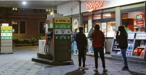  ?? Fotos: Annette Zoepf ?? An dieser Tankstelle am Leonhardsb­erg erhielten Nachtschwä­rmer schon ab 21 Uhr kein Bier mehr.