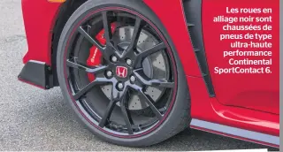  ??  ?? Les roues en alliage noir sont chaussées de pneus de type ultra-haute performanc­e Continenta­l Sportconta­ct 6.