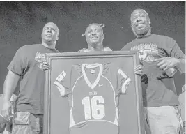  ?? JENNIFER LETT/SUN SENTINEL ?? Deerfield Beach graduate Denard Robinson (center), who played for the Jacksonvil­le Jaguars from 2013-16, has his No. 16 Deerfield Beach High jersey retired on Saturday.