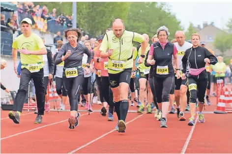  ?? RP-FOTO: ACHIM BLAZY ?? 2019 starteten die Walker beim Bachlauf noch gemeinsam auf der Tartanbahn – in Corona-Zeiten läuft das nicht.