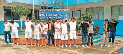  ??  ?? Detenidos. La policía realizó un operativo en Santa Ana, donde capturó a varios miembros de grupos terrorista­s que son acusados de los delitos de extorsión y homicidio agravado.