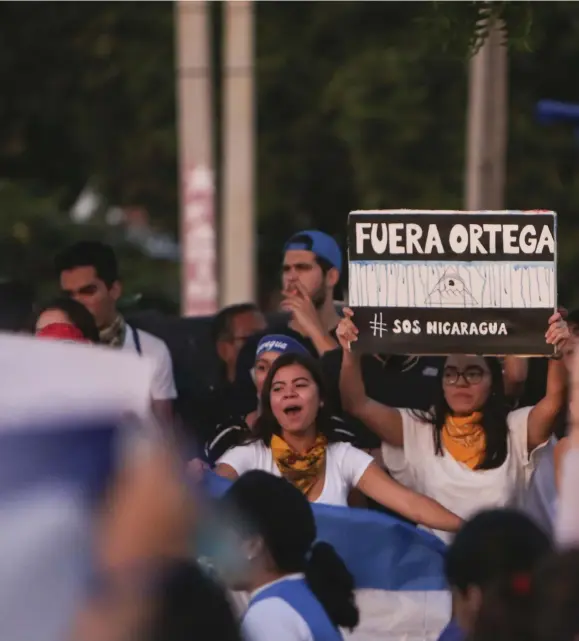  ??  ?? ÖPPEN ILSKA. En kvinna håller upp en skylt med texten ”Avgå Ortega” under protester i söndags mot president Daniel Ortegas regering i Nicaraguas huvudstad