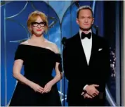  ?? FOTO: AP ?? Christina Hendricks og Neil Patrick Harris sammen på scenen under showet.