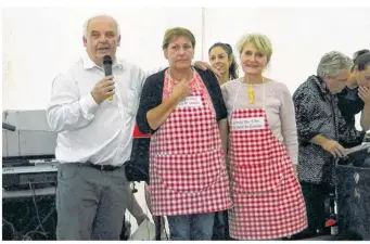  ??  ?? Jacky Lesaulnier, maire de la commune, a remercié les co-présidente­s du comité des fêtes Muriel Chapron et Michèle Dahinden et tous les bénévoles de l’associatio­n.