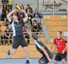  ?? Foto: Michael Hochgemuth ?? Michael Hurler vom TSV Friedberg (links) setzt an. Am Ende unterlag sein Team aber knapp gegen den VC Zschopau.