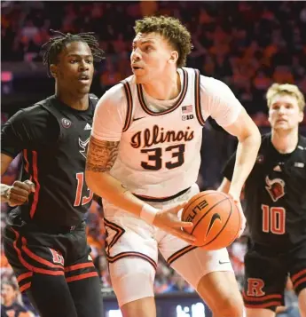  ?? MICHAEL ALLIO/AP ?? Illinois’ Coleman Hawkins scored 18 points Saturday as the Illini beat No. 24 Rutgers to move into a tie for third place in the Big Ten with Northweste­rn, a half-game behind Indiana.