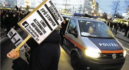  ?? BILD: SN/APA/HERBERT P. OCZERET ?? Demonstran­ten und Polizisten prägten das Bild der Wiener Innenstadt am Freitag.