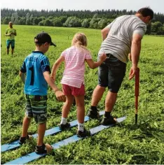  ?? Foto: Hartmann ?? Sommer Skifahren auf der Wiese ist ganz schön knifflig – aber auch sehr lustig, wie man beim Sommerfest des Skiclubs erleben konnte.