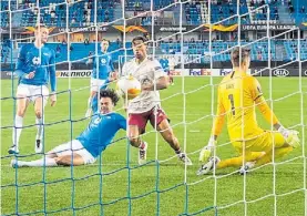  ?? EFE ?? SE DISPUTARON LOS 48 PARTIDOS DE LA CUARTA FECHA
Segundo. Reiss Nelson marca el segundo gol de Arsenal al Molde.