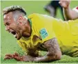  ?? Foto: Matthias Schrader, dpa ?? Neymar nach einem Zweikampf mit Ser  biens Ljajic.