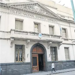  ??  ?? 4
El Sarmiento. Fue fundado como una extensión del Nacional Buenos Aires en 1892 y se instaló en esta sede en 1928. Por sus aulas pasó el juez de la Corte Suprema, Carlos Rosenkrant­z, y el epistemólo­go Mario Bunge, quien rindió materias libres,...