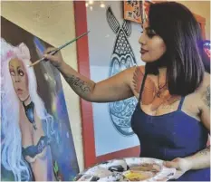  ?? FOTO ARCHIVO BES ?? LA PINTORA ROSY González, de Yuma, elaborando un cuadro en evento de Chicano Art, el año anterior. El evento del viernes incluirá muestra y venta de arte local, así como creación de arte del graffiti en vivo.