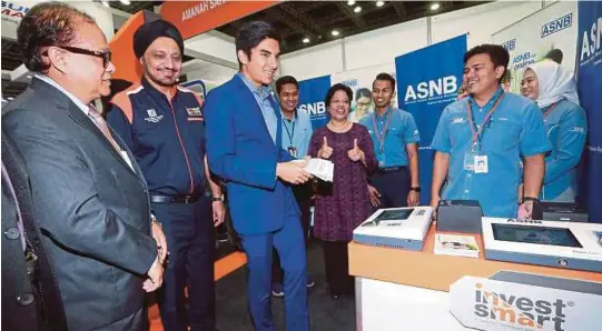  ?? [FOTO HAFIZ SOHAIMI/BH] ?? Syed Saddiq diiringi Ranjit (dua dari kiri) selepas merasmikan pelancaran Pesta Bijak Labur 2018 di Kuala Lumpur, semalam.