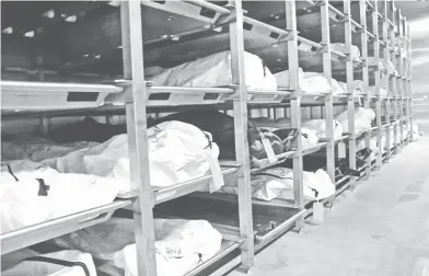  ?? EFE ?? Cuerpos de migrantes indocument­ados en la morgue de Pima, en Tucson, Arizona