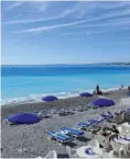  ??  ?? Une mer de turquoise sous un ciel d’azur… La sublime plage de Nice.