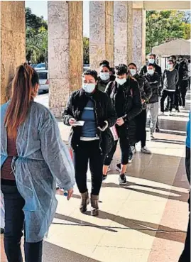  ?? PEDRO CASTILLO ?? EN CÓRDOBA. Ayer hubo filas en los vacunatori­os de la ciudad de Córdoba.