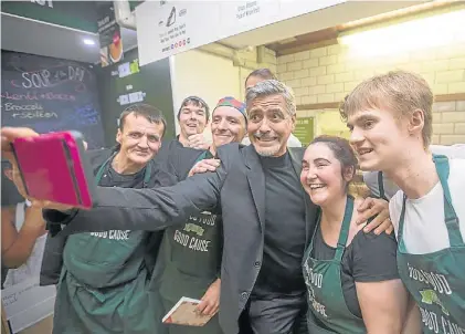  ??  ?? Mirá quien vino a tomar café. Durante la visita el actor habló y se fotografió con los empleados.