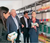  ?? ?? Desde Pilares Tepito, la jefa de Gobierno, Claudia Sheinbaum (derecha), resaltó los beneficios de las tiendas Diconsa.