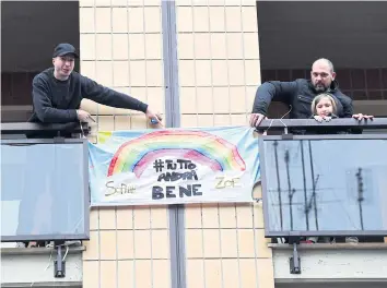  ?? REUTERS ?? People take part in a flash mob from a balcony over Turin’s Isonzo street as part of measures to combat Covid-19.