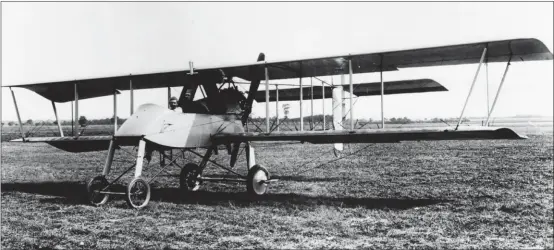  ?? SHD ?? Gabriel Voisin apporta naïvement dès ses débuts à ses biplans à moteur arrière un carénage à l’avant, au départ moins destiné à protéger son contenu qu’à faciliter la pénétratio­n dans l’air.