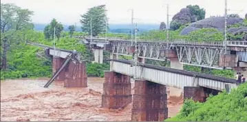  ?? ARABINDA MAHAPATRA/HT ?? A railway bridge over the river Nagabali collapsed due to flash floods in Rayagada district, Odisha, on Sunday.